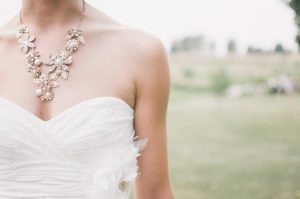 Le collier idéal pour votre robe 
